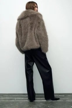 Online ABRIGO CORTO EFECTO PELO Mujer Abrigos / Anoraks