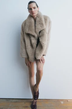 Outlet ABRIGO CORTO EFECTO PELO ZW COLLECTION Mujer Abrigos / Anoraks