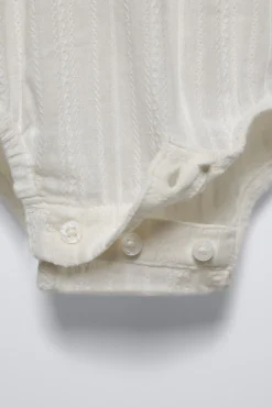 Niños ZARA 0 - 6 Meses·Bodies / Camisas|0 - 6 Meses·Básicos<BODY CUELLO VOLANTE