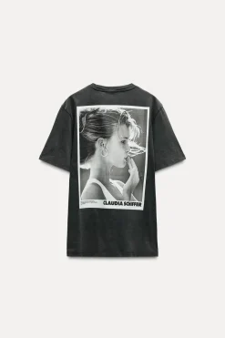 Hot CAMISETA CLAUDIA SCHIFFER LAVADA - PHOTO BY HANS FEURER LICENSED BY TRUNK ARCHIVE Mujer Camisetas