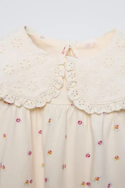 Niños ZARA 1½ - 6 Años·Camisetas<CAMISETA ESTAMPADO FLORES CUELLO BORDADO
