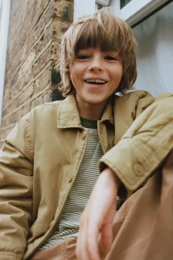 Niños ZARA 6 - 14 Años·Camisetas<CAMISETA RAYAS PARCHE BORDADO