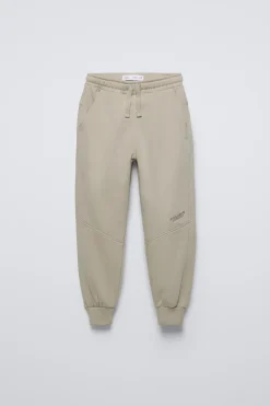 Niños ZARA 6 - 14 Años·Sudaderas|6 - 14 Años·Pantalones<CONJUNTO SUDADERA Y JOGGER TEXTO RELIEVE