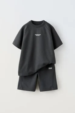 Niños ZARA 6 - 14 Años·Camisetas|6 - 14 Años·Pantalones<CONJUNTO TEXTO RELIEVE CAMISETA Y BERMUDA