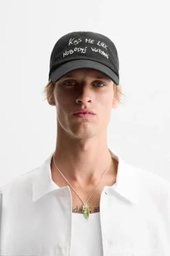 Discount GORRA TEXTO BORDADO Hombre Accesorios