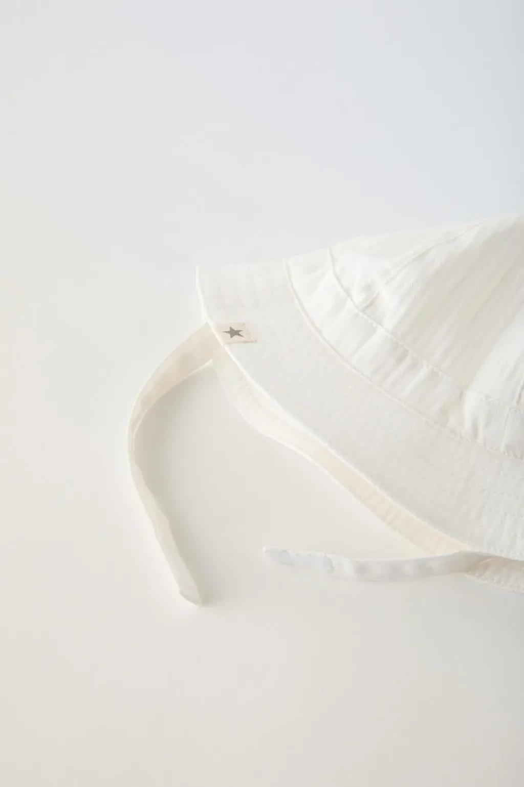 Niños ZARA 1½ - 6 Años·Accesorios|6 - 18 Meses·Accesorios / Calcetines<GORRO ETIQUETA ESTRELLA