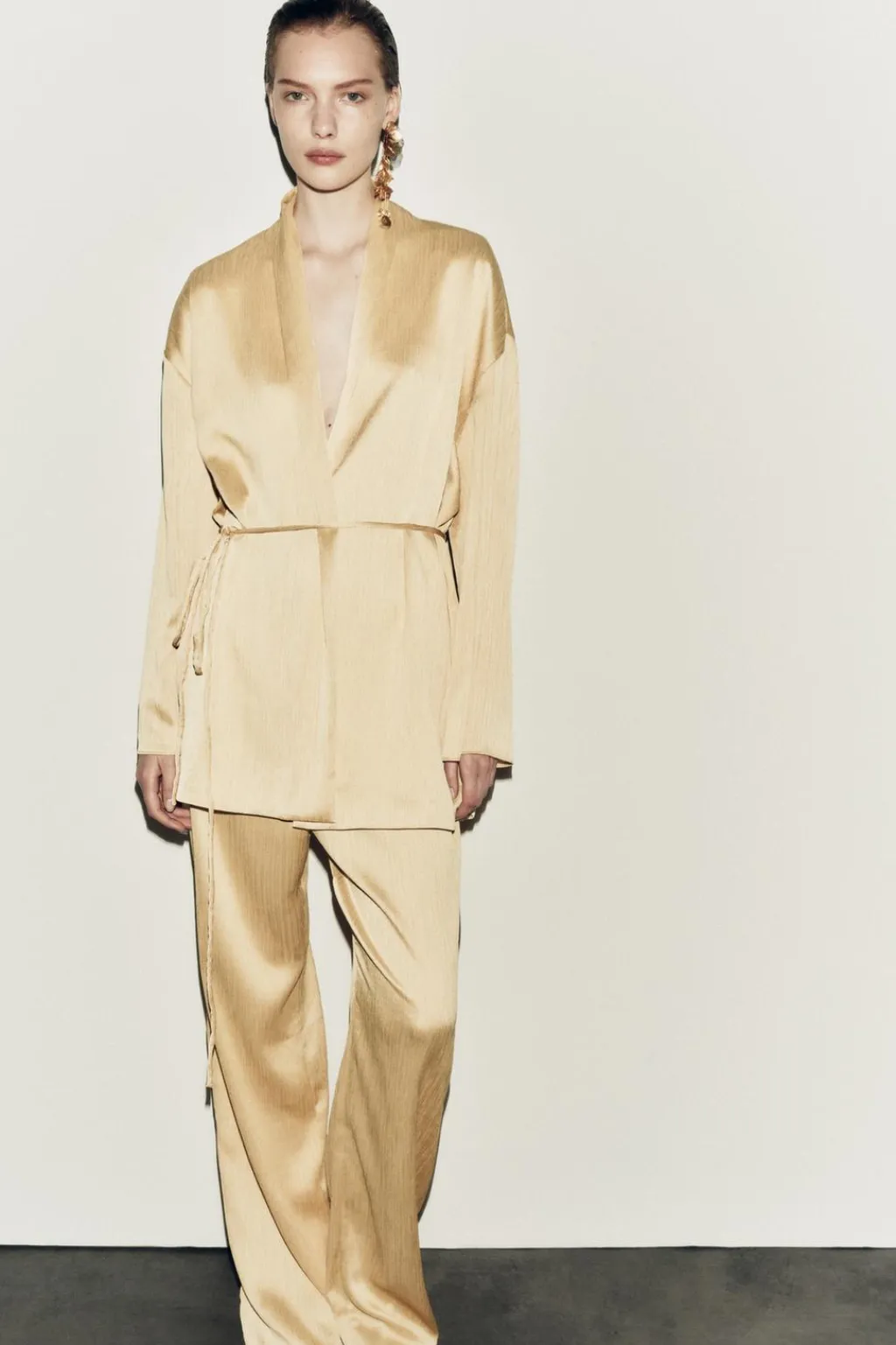 Discount KIMONO PLISADO CINTURÓN Mujer Chaquetas / Cazadoras