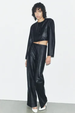 Discount PANTALÓN RECTO EFECTO PIEL Mujer Pantalones