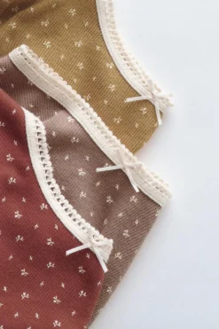 Niños ZARA 1½ - 6 Años·Ropa Interior / Calcetines<TIMELESZ - PACK DE TRES CAMISETAS FLORES PUNTILLA