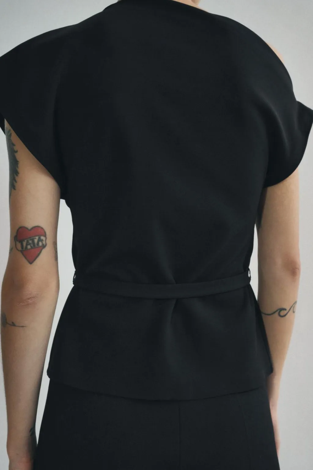 Discount TOP ESCOTE ASIMÉTRICO CINTURÓN Mujer Tops / Bodies