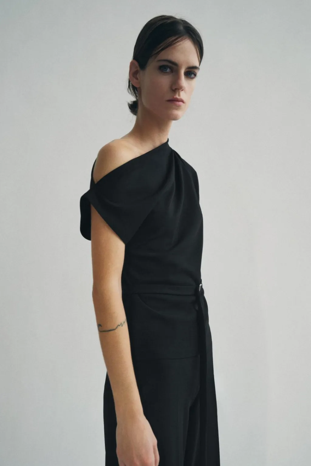 Discount TOP ESCOTE ASIMÉTRICO CINTURÓN Mujer Tops / Bodies