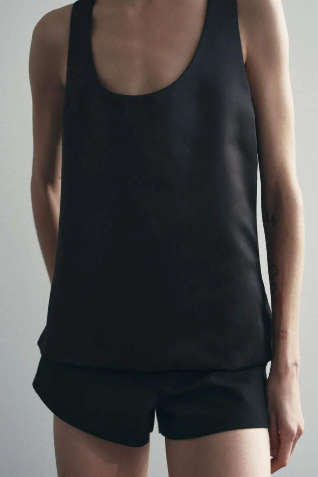 Discount TOP MINIMAL SATÉN PESADO Mujer Tops / Bodies