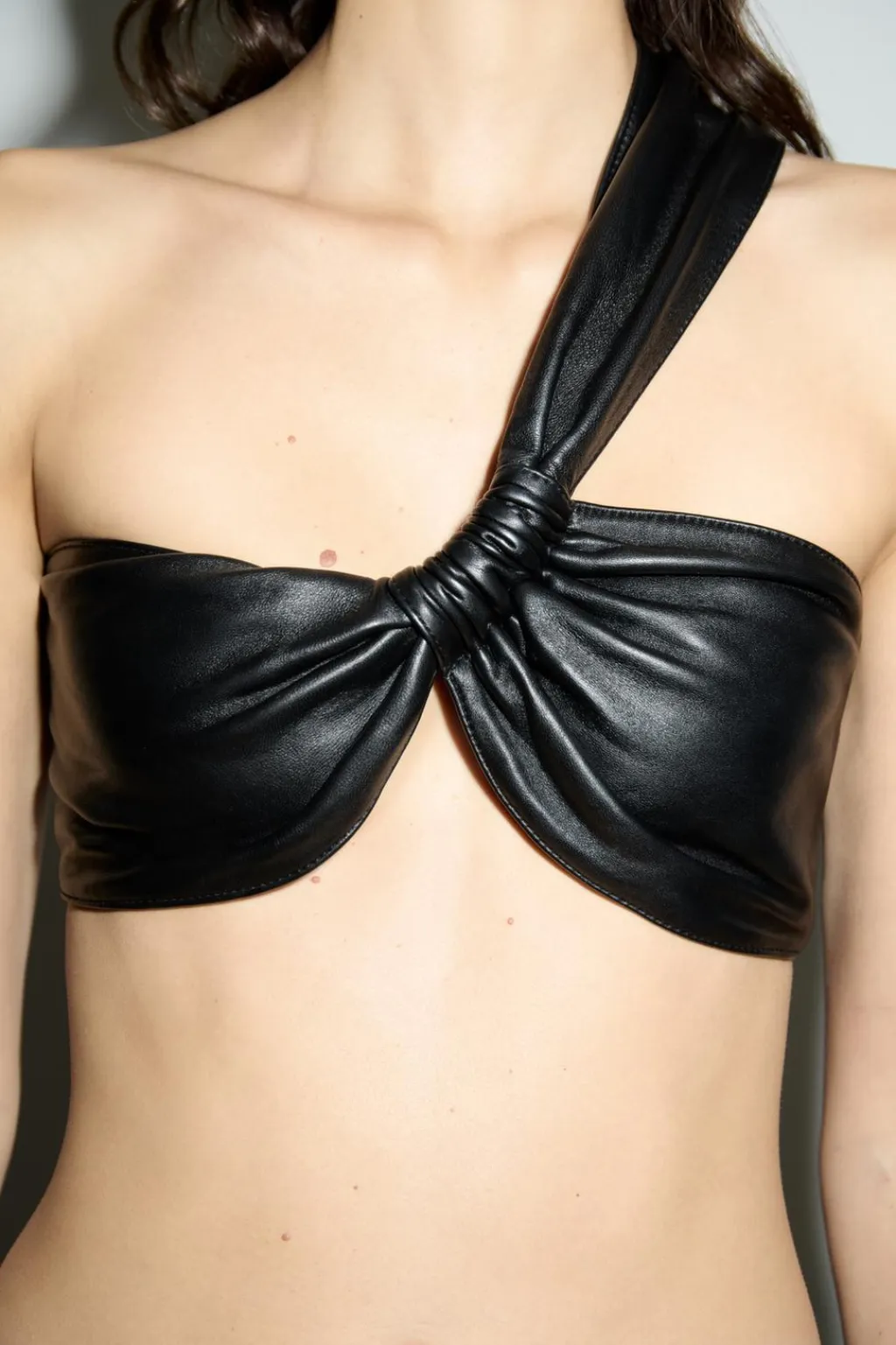 Discount TOP PIEL CRUZADO ASIMÉTRICO Mujer Tops / Bodies