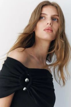 Outlet TOP PUNTO OFF SHOULDER ARANDELA METÁLICA Mujer Cárdigan / Jerséis|Punto