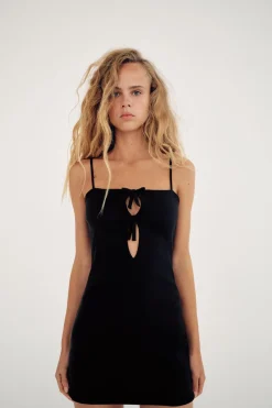 New VESTIDO ELÁSTICO CUT OUT LAZOS Mujer Vestidos