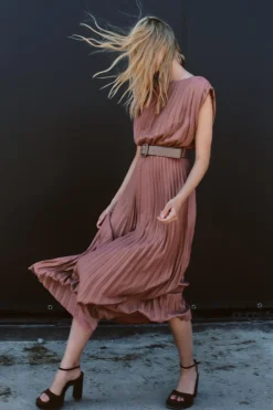 Discount VESTIDO PLISADO CINTURÓN Mujer Vestidos