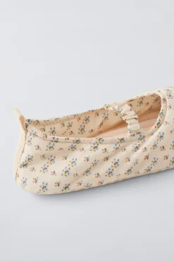 Niños ZARA 6 - 14 Años·Zapatos<ZAPATILLAS DE CASA FLORES