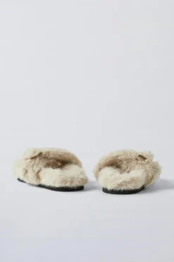 Niños ZARA 6 - 14 Años·Zapatos<ZAPATILLAS DE CASA PELO HEBILLAS