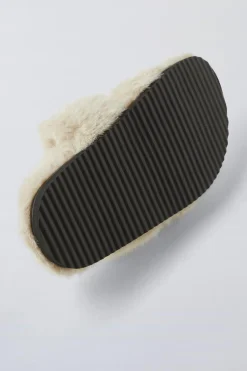 Niños ZARA 6 - 14 Años·Zapatos<ZAPATILLAS DE CASA PELO HEBILLAS